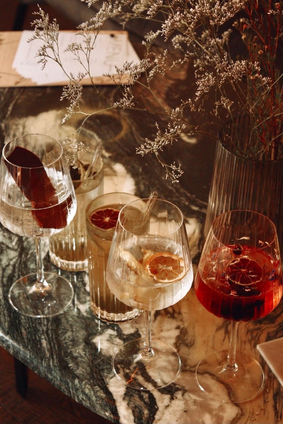 Večerní drinky a víno na mramorovém stole ve Wild Cafe