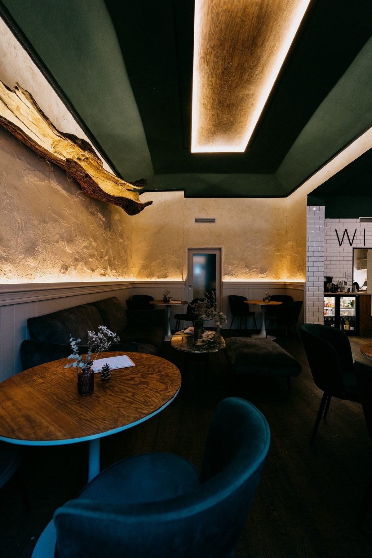 Sametové židle a stolky v kavárně Wild Cafe na Vinohradech