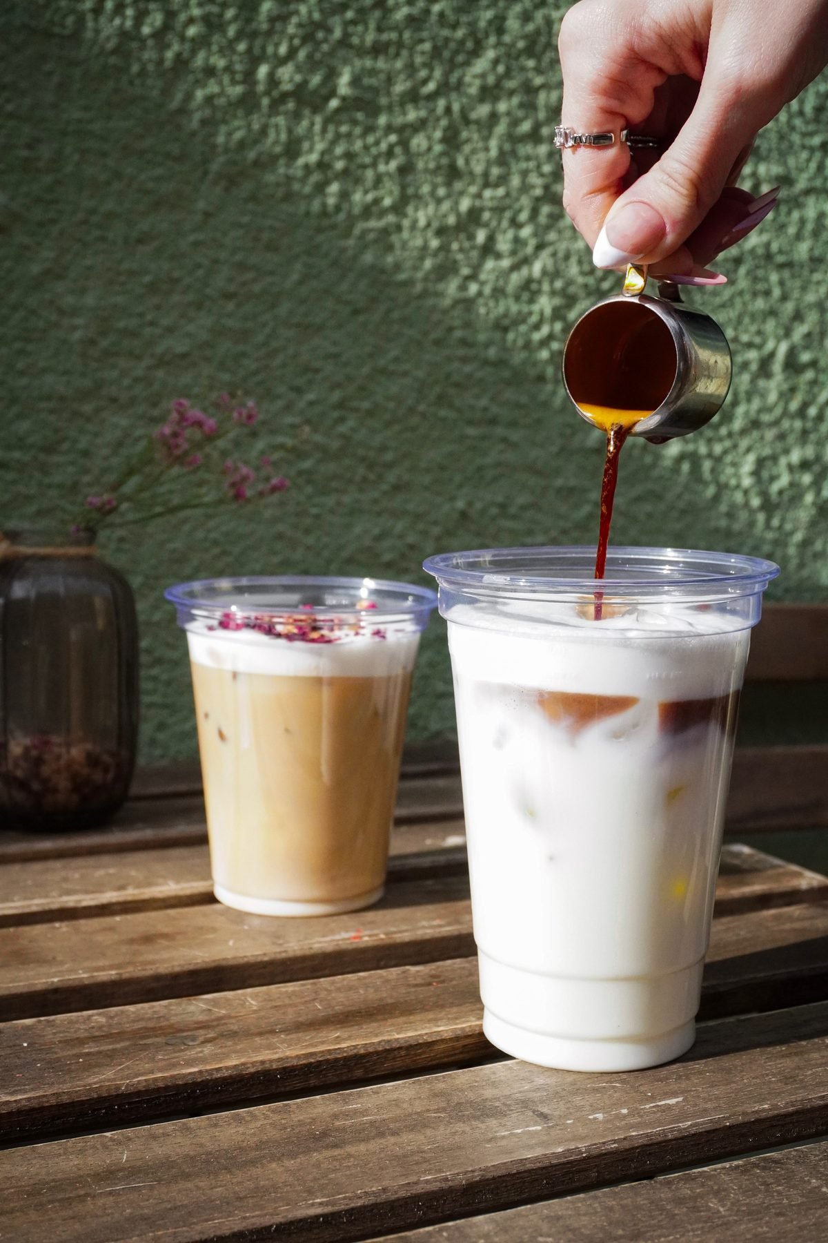 Espresso nalévané do ledového mléka – ledová káva s sebou